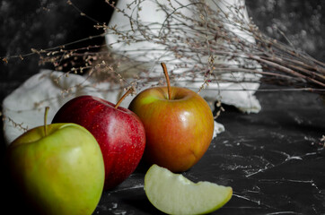 apples on the table
