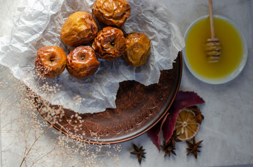 Fototapeta premium baked apples with honey on a clay plate