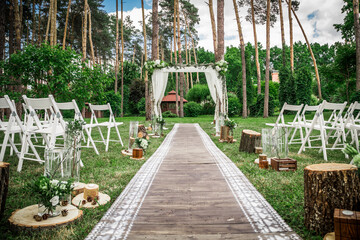 Rustic decor for a romantic atmosphere with moss, candles and tree cuts for a Jewish outing in a pine forest.