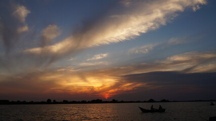 Fototapeta na wymiar sunset over the river