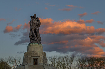 Fototapeta premium Sowjetdenkmal Berlin Sonnenuntergang