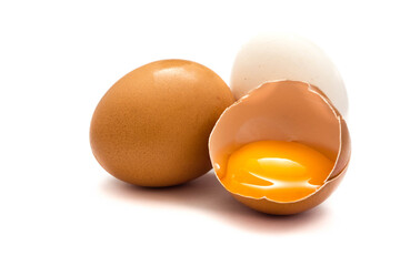 Rohe Eier isoliert auf weißem Hintergrund