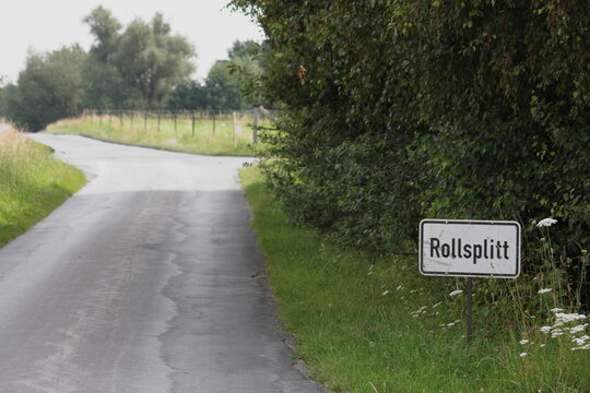 Hinweisschild mit der Aufschrift Rollsplitt am Stra&szlig;enrand in Lippetal B&uuml;ninghausen an der Buschstra&szlig;e 