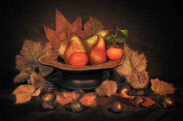 Pere ,mandarini,castagne con fruttiera e foglie secche