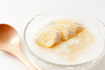 ヨーグルトバナナ シロップがけ