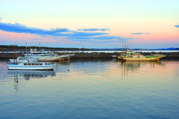 Fototapeta premium 夕陽に染まる茅ヶ崎港に停泊する漁船