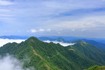 雄大な峰を眺める　初夏　雲海（高知県　雄峰ライン）