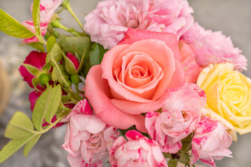 ピンクと黄色のバラの花束