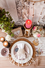 Romantisch gedeckter Tisch für eine Hochzeit im Boho Stil