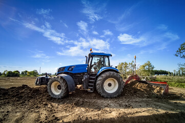 Obraz premium Trattore che livella i campi per impisntere vigneti e coltivazioni vitivinicole