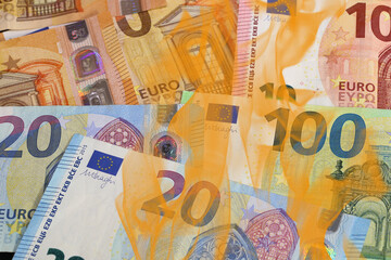 Symbolbild: Brennende Euroscheine (Eurobanknoten) als Symbol für Geldverschwendung
