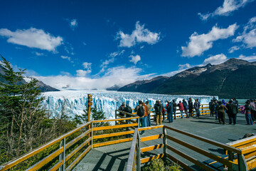turistas en el primer balcon, glaciar Perito Moreno , Parque Nacional Los Glaciares, departamento...