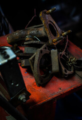 自動車修理工の古い錆びたパーツ類