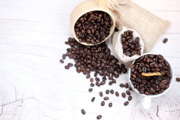 Fototapeta na wymiar coffee cup and coffee beans on wood table