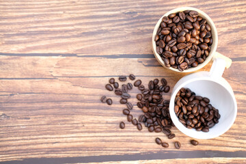 Obraz na płótnie Canvas coffee beans on wooden background