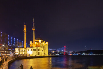 Fototapeta na wymiar Ortakoy Mosque at Night