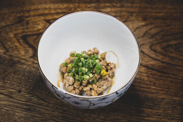 混ぜる前の納豆とネギとカラシ