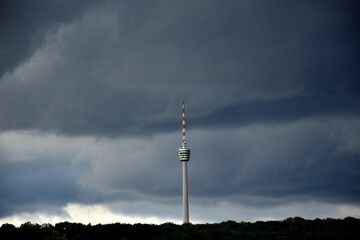 Fernsehturm in Stuttgart unter Wolken © christiane65
