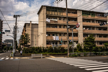 昭和に建てられ老朽化した公団住宅　高齢化