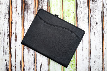 etui cuir noir pour tablette informatique