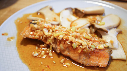 シャケの揚げ焼きとピリ辛ソース