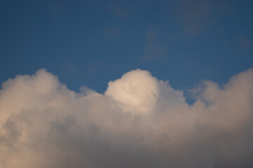 Fototapeta na wymiar céu azul com nuvem