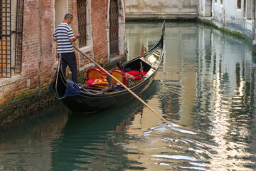Fototapeta na wymiar Venedig - Gelangweilter Gondolier
