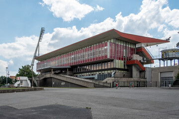 Rückwärtige Ansicht der Haupttribüne am Stadion im Friedrich-Ludwig-Jahn-Sportpark in Berlin-Prenzlauer Berg. Das Stadion soll abgerissen werden.