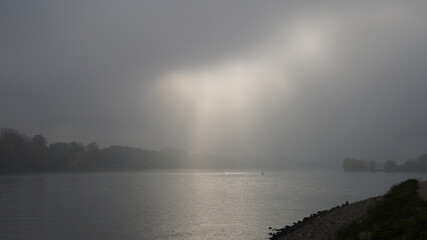 Rhein bei Eltville im Dunst III