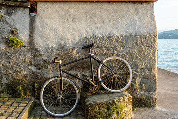 Fototapeta na wymiar bicycle on wall