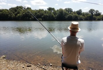 p&ecirc;cher au bord d'un lac en &eacute;t&eacute;, loisir 