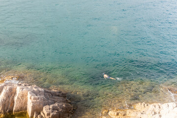 Obraz premium Man snorkeling on the sea.
