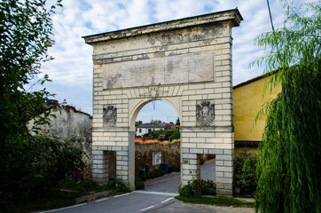 Fototapeta na wymiar L'arco di Corte Sant'Andrea prima del transitum padi, lungo la Via Francigena