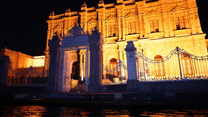 Fototapeta premium The Dolmabahce Palace in Istanbul at night, black sky and sea 