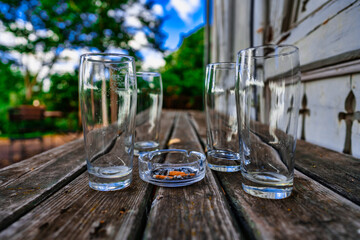 Obraz premium Leere Biergläser und Aschenbecher