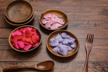 木製食器とハート型のスポンジ