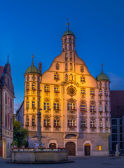 Fototapeta na wymiar Rathaus in Memmingen am Abend, Bayern, Deutschland