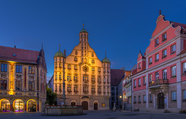 Fototapeta na wymiar Rathaus in Memmingen am Abend, Bayern, Deutschland