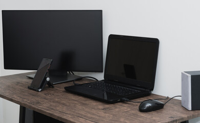 computador laptop negro sobre mesa