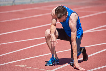 Obraz premium Sportsman with prosthetic foot at the start of running track