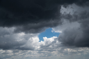 Dramatischer Himmel mit Gewitterwolken