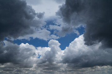 Obraz premium Dramatischer Himmel mit Gewitterwolken