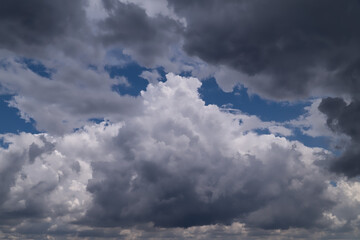 Dramatischer Himmel mit Gewitterwolken