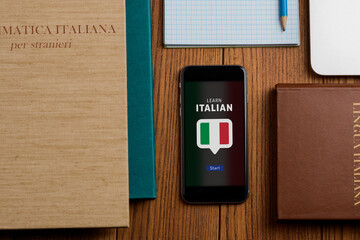 App and textbooks for learning Italian. Books, phone and notepad