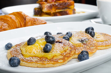 Colazione americana con pancakes
