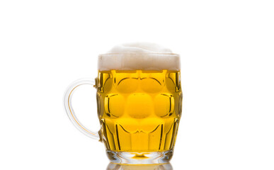 Birra sul sfondo bianco