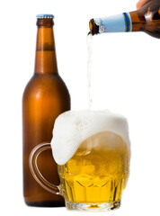 Birra sul sfondo bianco con versamento