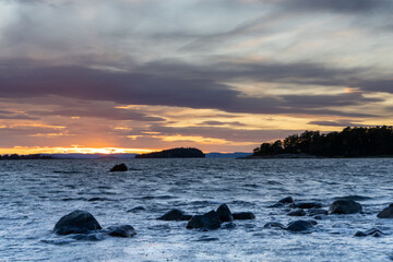Fototapeta na wymiar Widok na Oslofjord z plaży w okolicy miejscowości Larkollen w Norwegii