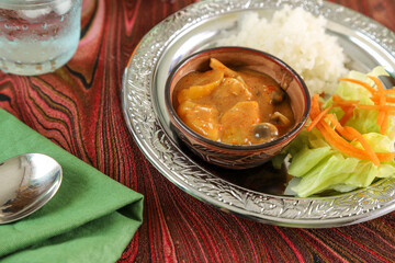 銀色の皿にのせたカレーライス