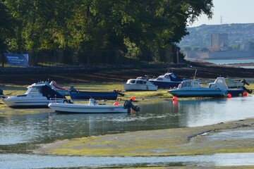 Obraz premium Boats in a bay in Portsmouth UK